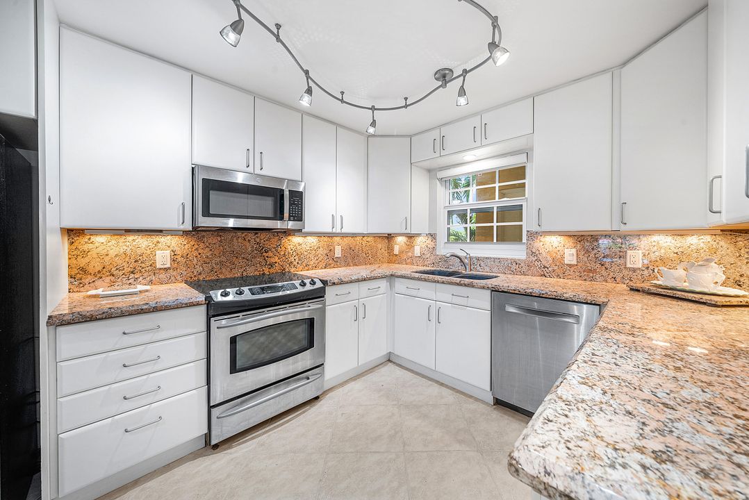 For Sale: $315,000 (3 beds, 2 baths, 1711 Square Feet)