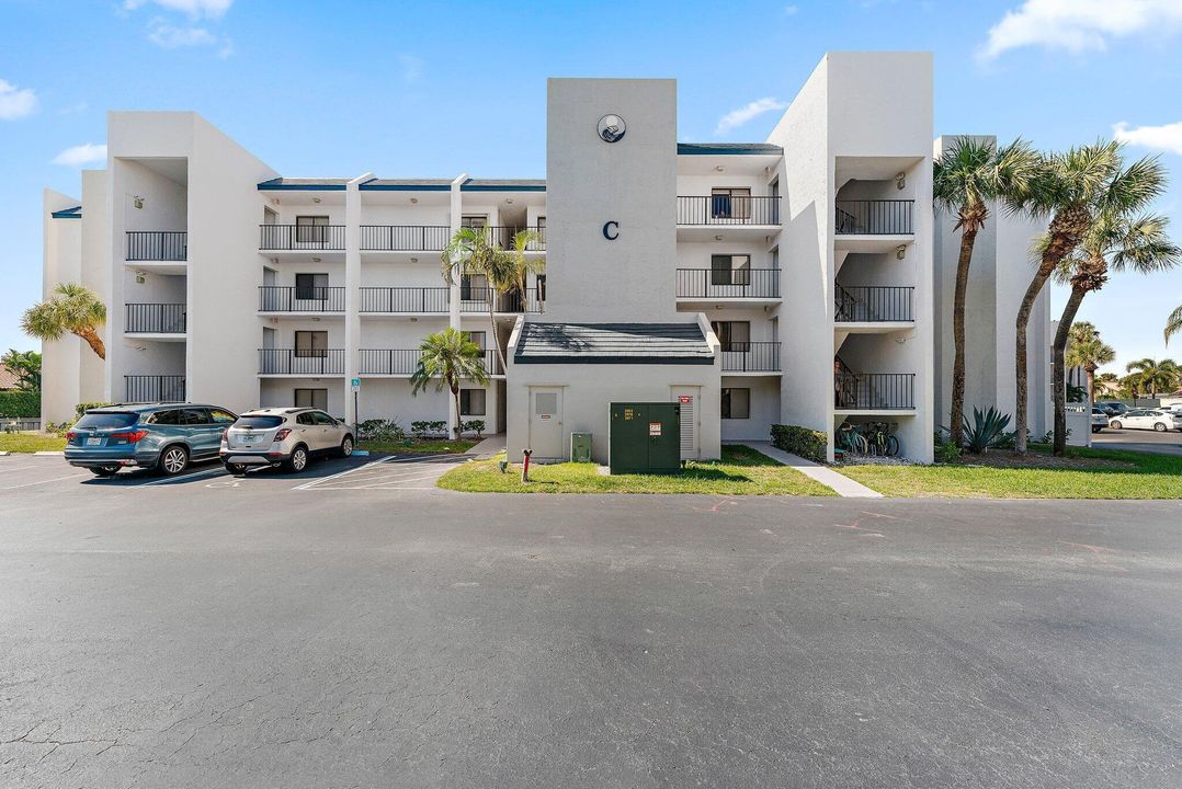 Под контрактом: $375,000 (2 спален, 2 ванн, 1183 Квадратных фут)