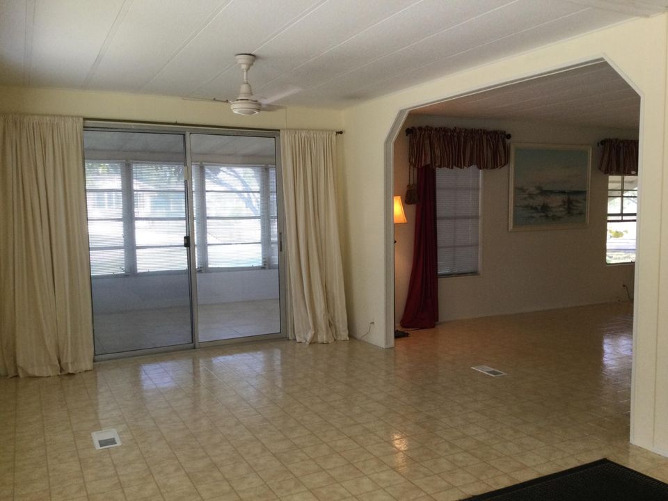 For Sale: $89,900 (2 beds, 2 baths, 1359 Square Feet)