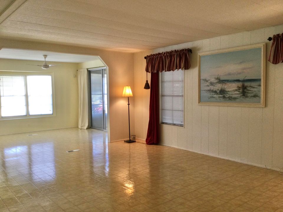 For Sale: $89,900 (2 beds, 2 baths, 1359 Square Feet)