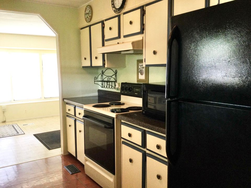 For Sale: $89,900 (2 beds, 2 baths, 1359 Square Feet)