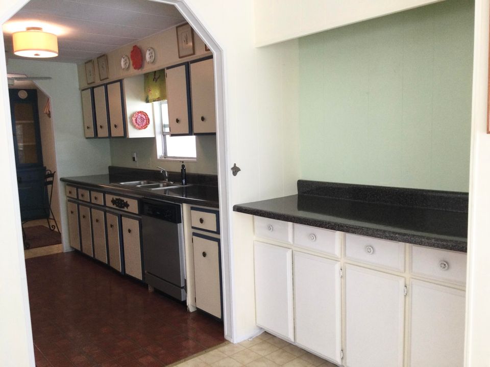 For Sale: $89,900 (2 beds, 2 baths, 1359 Square Feet)
