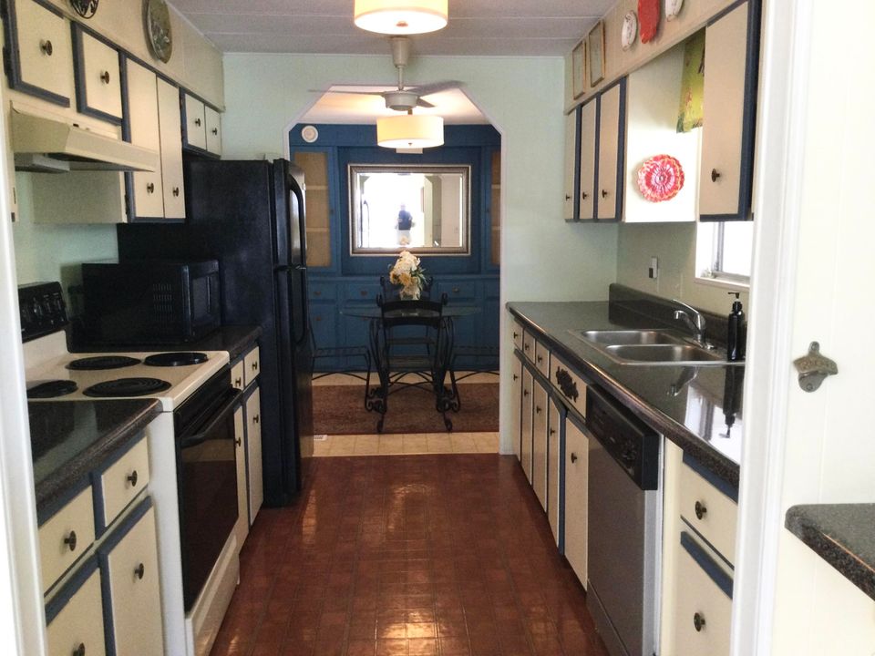 For Sale: $89,900 (2 beds, 2 baths, 1359 Square Feet)