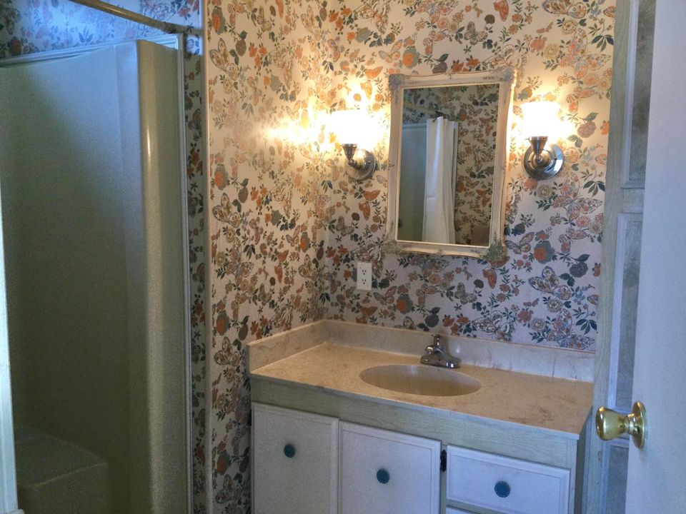 For Sale: $89,900 (2 beds, 2 baths, 1359 Square Feet)