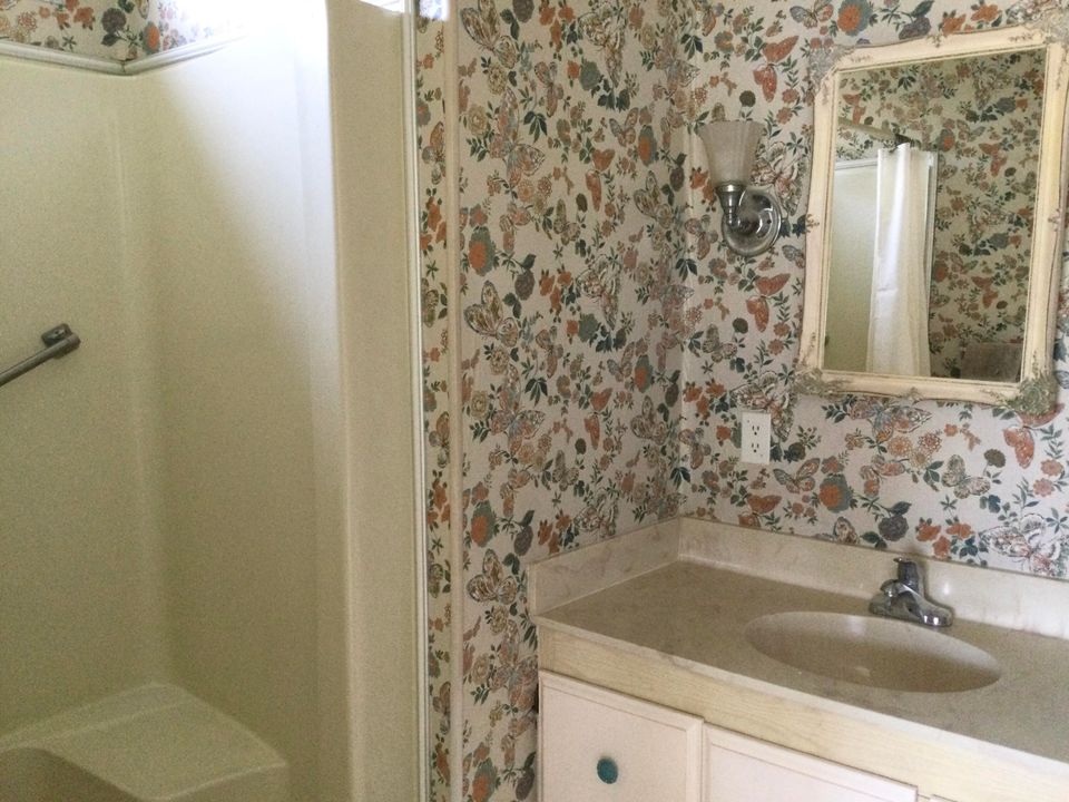 For Sale: $89,900 (2 beds, 2 baths, 1359 Square Feet)