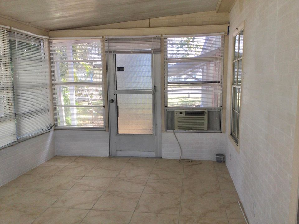 For Sale: $89,900 (2 beds, 2 baths, 1359 Square Feet)