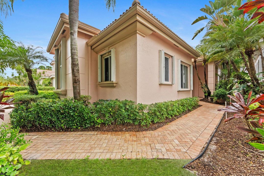 Activo con contrato: $10,000 (3 camas, 2 baños, 2749 Pies cuadrados)