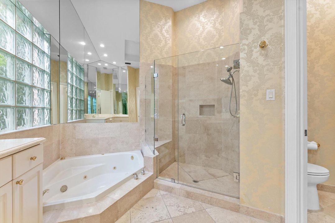 Activo con contrato: $10,000 (3 camas, 2 baños, 2749 Pies cuadrados)