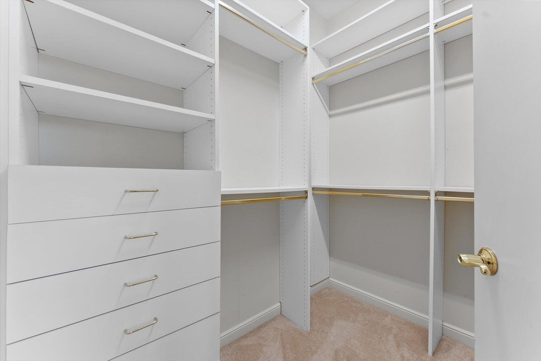 Activo con contrato: $10,000 (3 camas, 2 baños, 2749 Pies cuadrados)