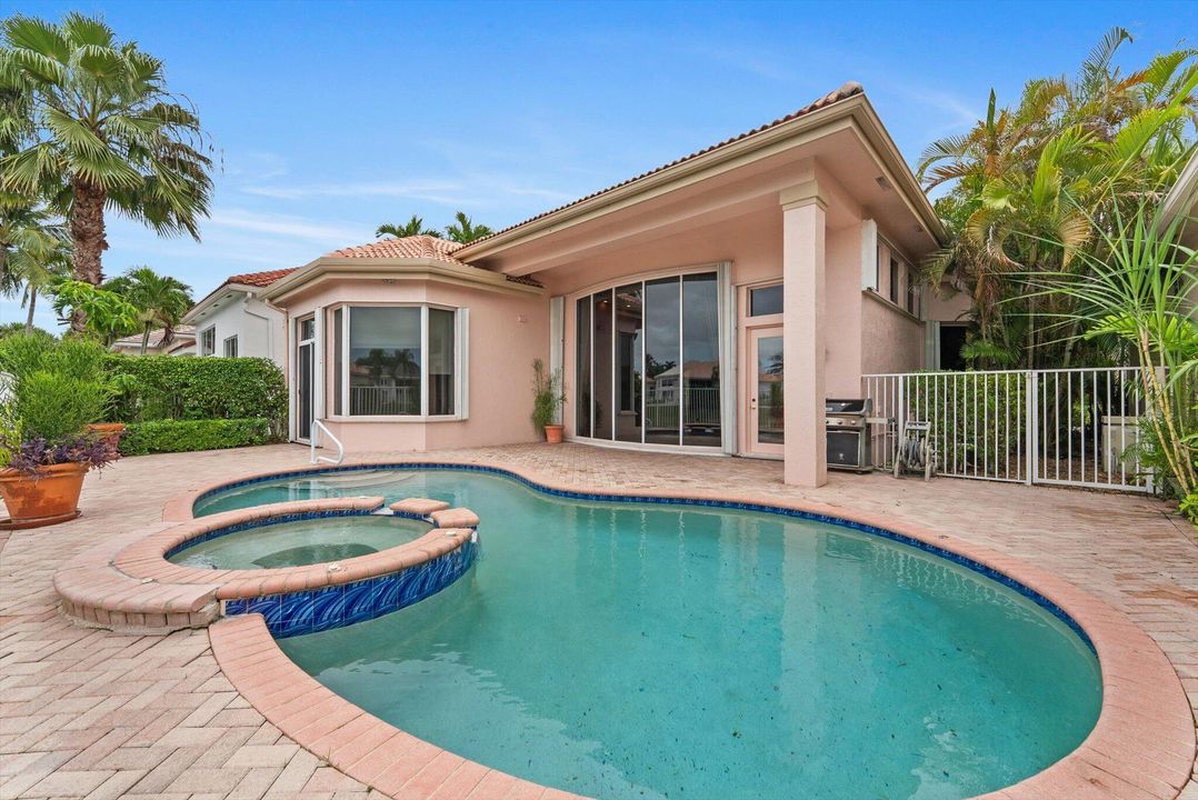 Activo con contrato: $10,000 (3 camas, 2 baños, 2749 Pies cuadrados)