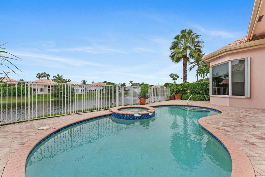 Activo con contrato: $10,000 (3 camas, 2 baños, 2749 Pies cuadrados)