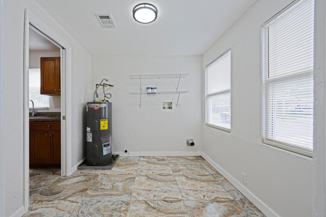 На продажу: $318,000 (4 спален, 2 ванн, 1221 Квадратных фут)