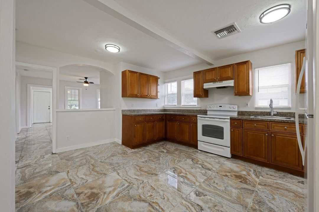 На продажу: $318,000 (4 спален, 2 ванн, 1221 Квадратных фут)