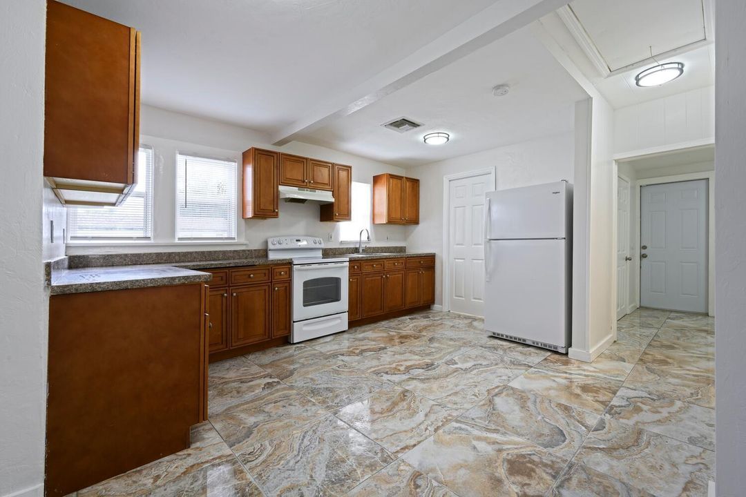 На продажу: $318,000 (4 спален, 2 ванн, 1221 Квадратных фут)