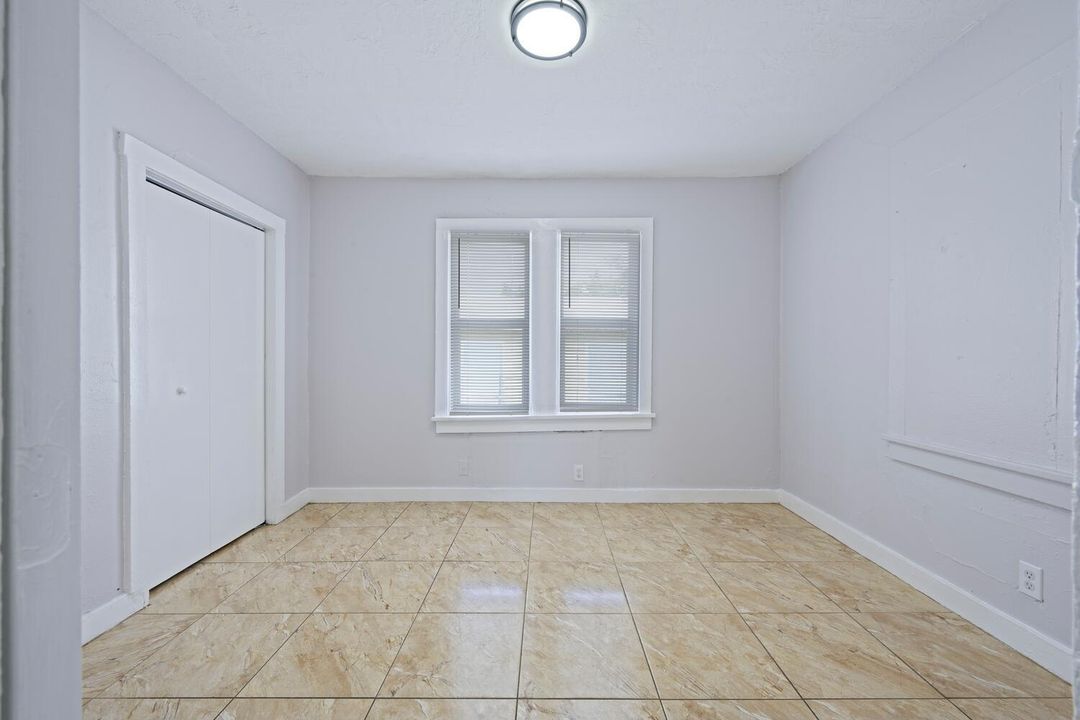 На продажу: $318,000 (4 спален, 2 ванн, 1221 Квадратных фут)