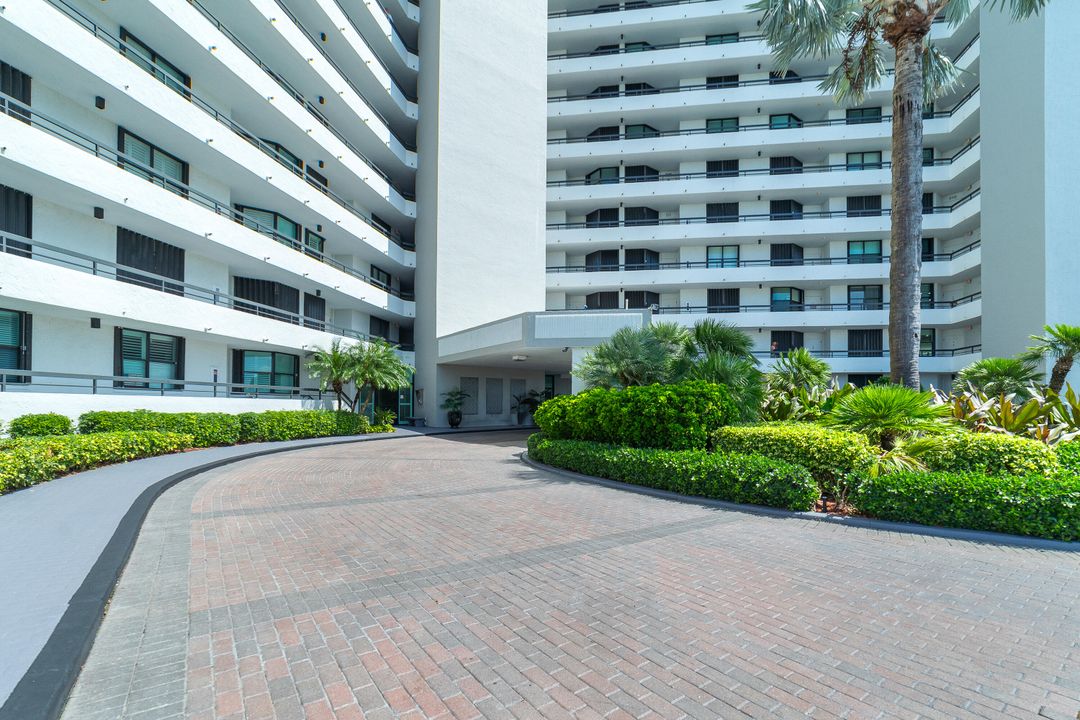 For Sale: $425,000 (1 beds, 2 baths, 1011 Square Feet)