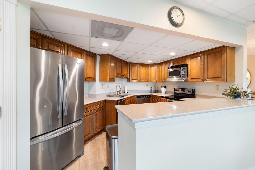 For Sale: $425,000 (1 beds, 2 baths, 1011 Square Feet)