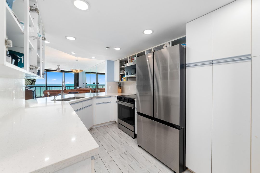 For Sale: $425,000 (1 beds, 2 baths, 1011 Square Feet)