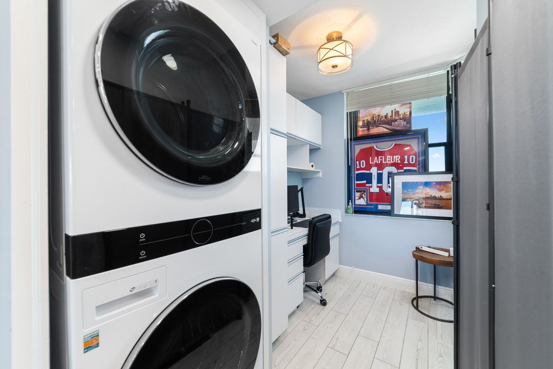 For Sale: $425,000 (1 beds, 2 baths, 1011 Square Feet)