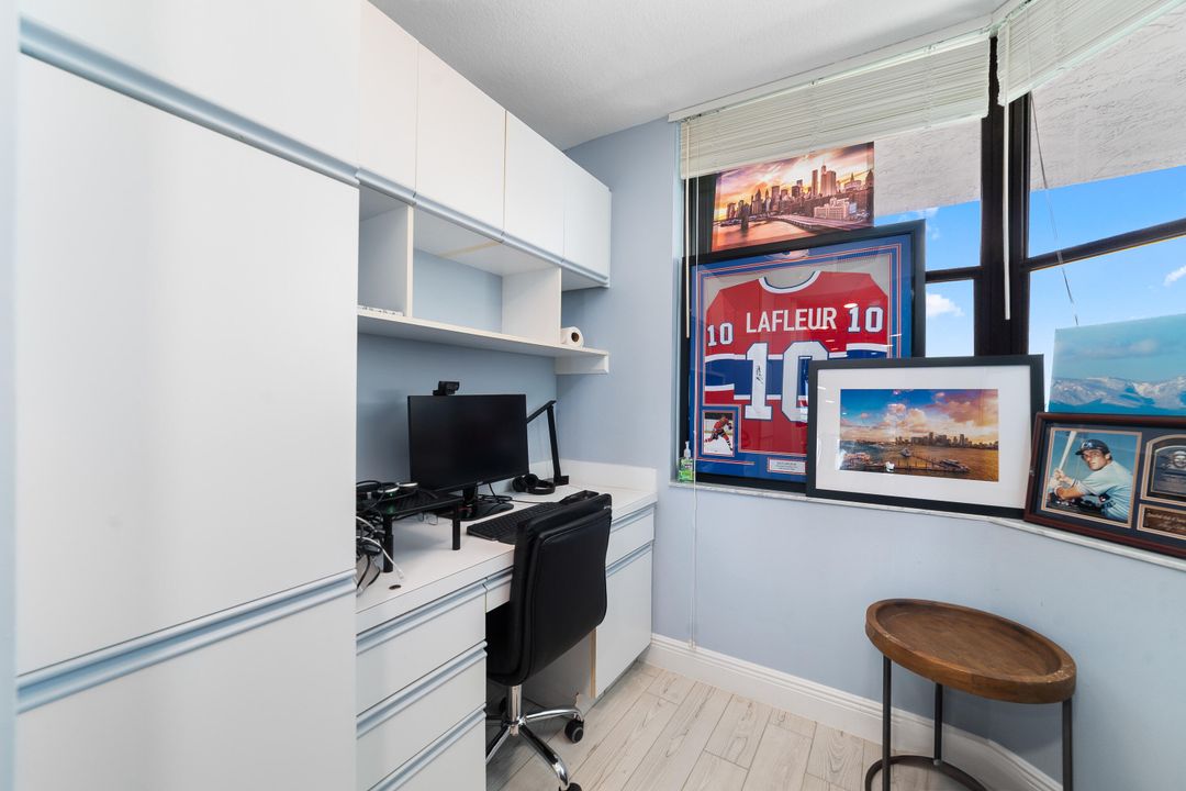 For Sale: $425,000 (1 beds, 2 baths, 1011 Square Feet)
