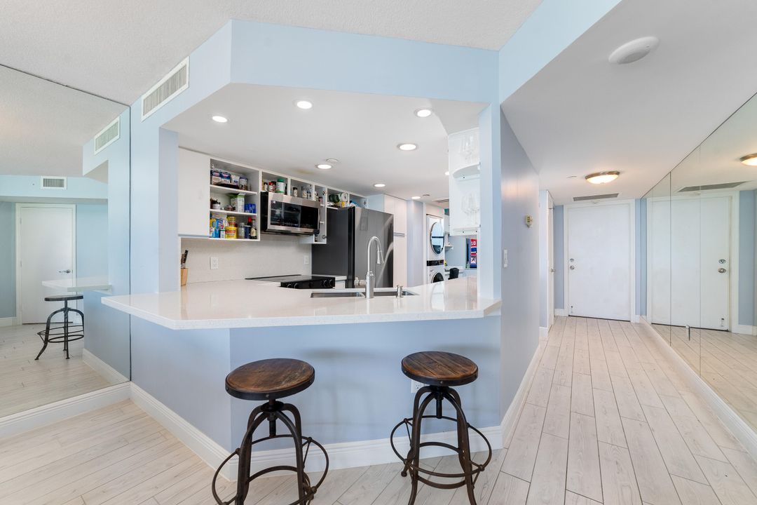 For Sale: $425,000 (1 beds, 2 baths, 1011 Square Feet)