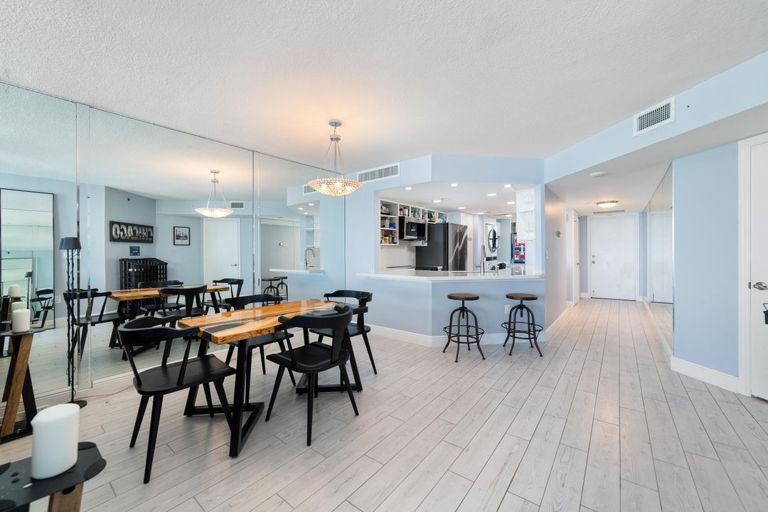 For Sale: $425,000 (1 beds, 2 baths, 1011 Square Feet)