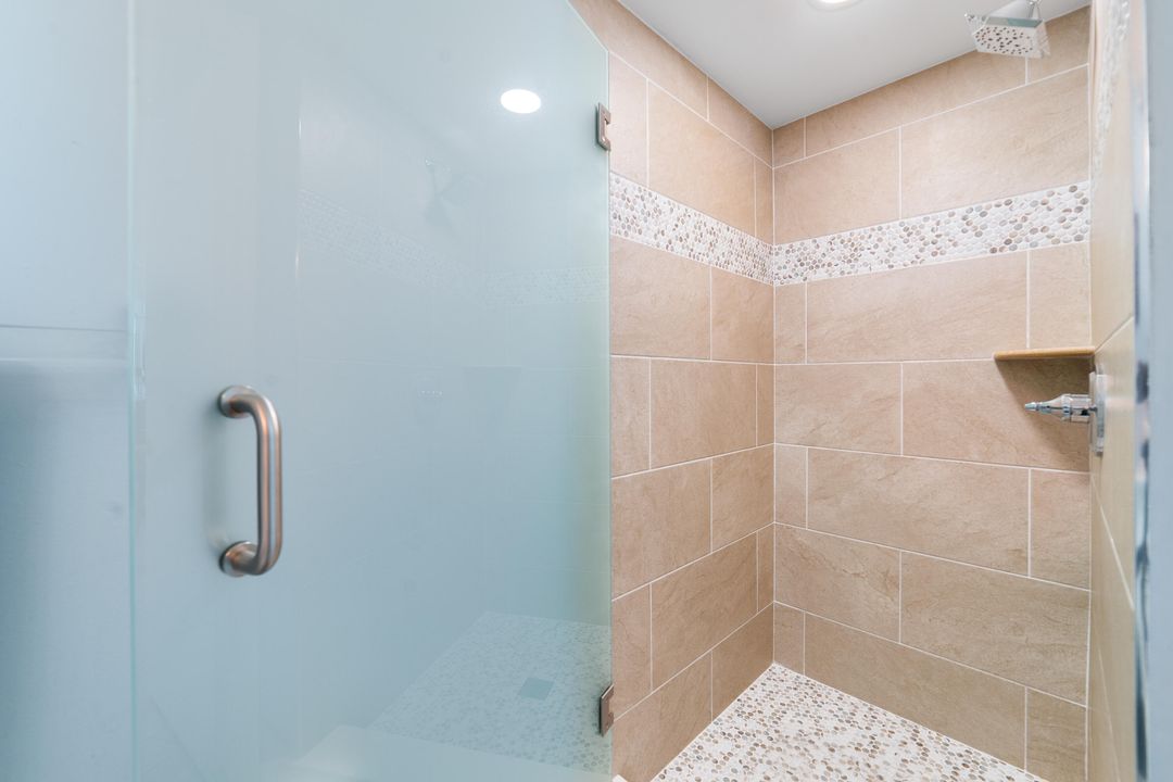 For Sale: $425,000 (1 beds, 2 baths, 1011 Square Feet)