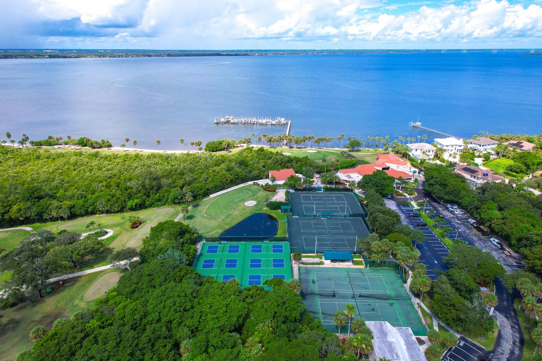 For Sale: $425,000 (1 beds, 2 baths, 1011 Square Feet)