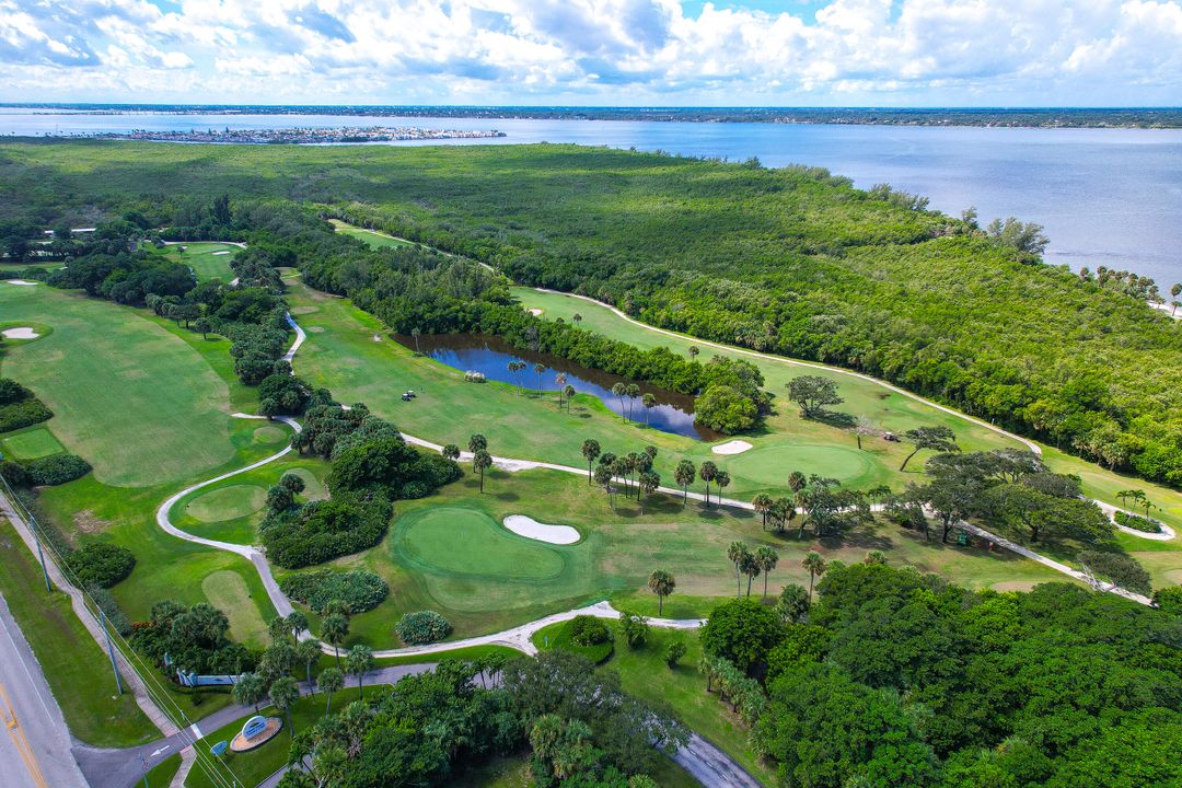 For Sale: $425,000 (1 beds, 2 baths, 1011 Square Feet)