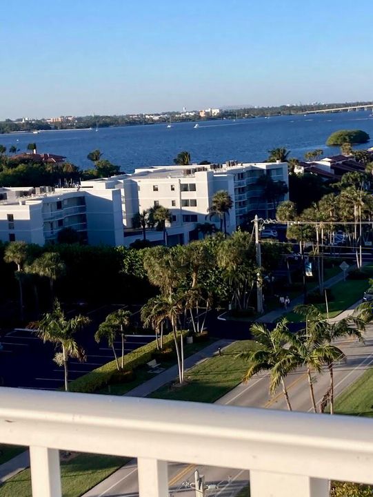 Active With Contract: $3,500 (1 beds, 2 baths, 983 Square Feet)