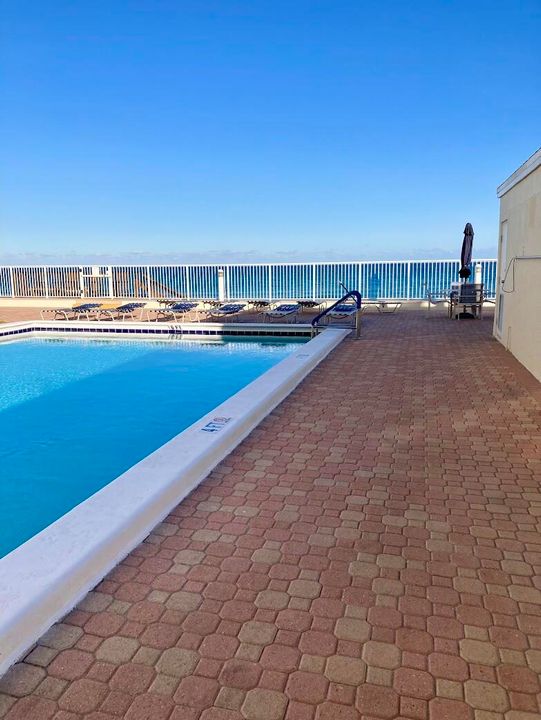 Active With Contract: $3,500 (1 beds, 2 baths, 983 Square Feet)