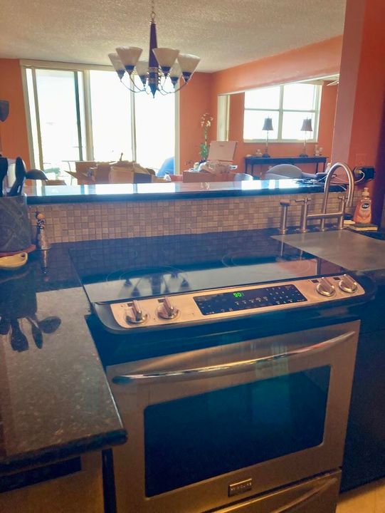 Active With Contract: $3,500 (1 beds, 2 baths, 983 Square Feet)