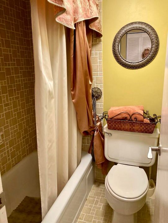 Active With Contract: $3,500 (1 beds, 2 baths, 983 Square Feet)