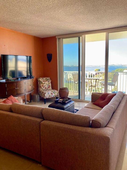 Active With Contract: $3,500 (1 beds, 2 baths, 983 Square Feet)