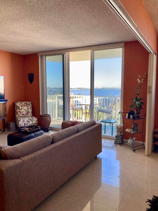 Active With Contract: $3,500 (1 beds, 2 baths, 983 Square Feet)