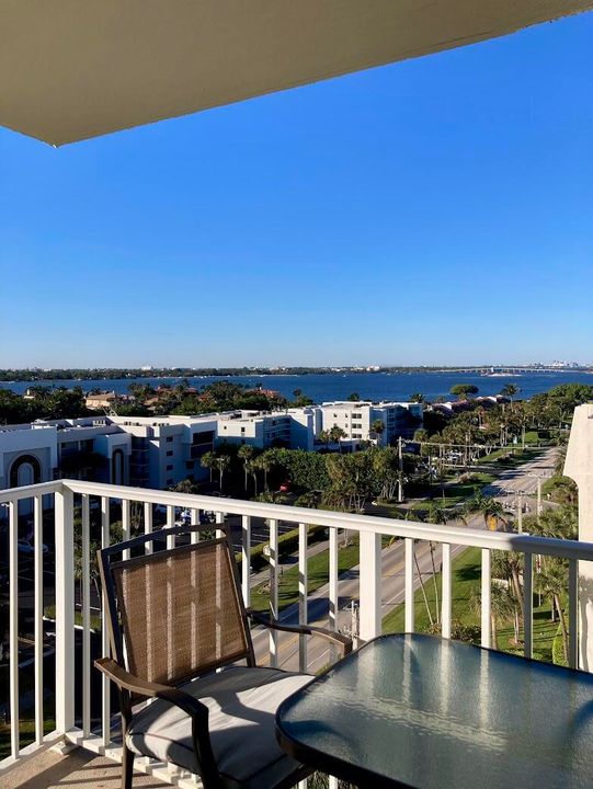 Active With Contract: $3,500 (1 beds, 2 baths, 983 Square Feet)