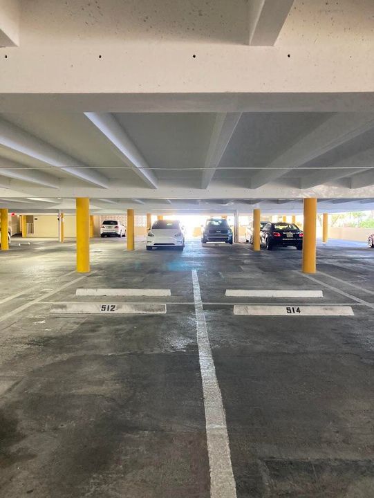 Active With Contract: $3,500 (1 beds, 2 baths, 983 Square Feet)