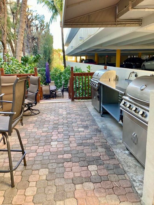 Active With Contract: $3,500 (1 beds, 2 baths, 983 Square Feet)