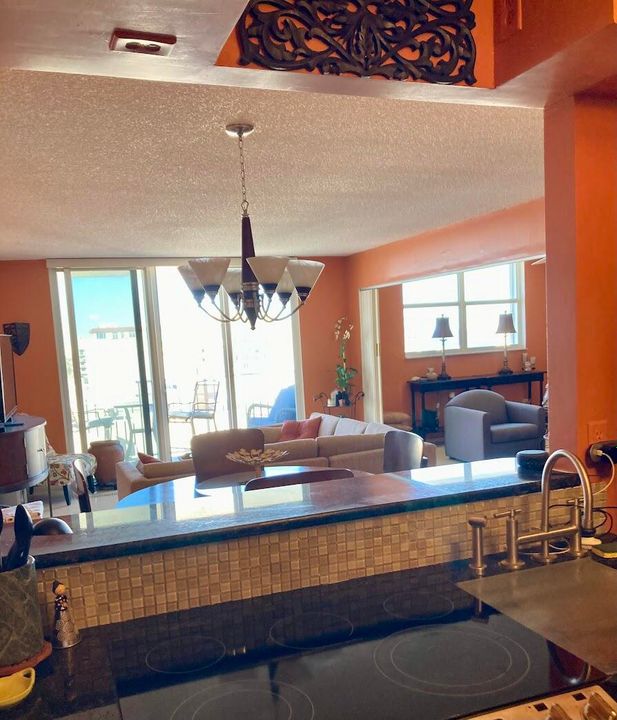 Active With Contract: $3,500 (1 beds, 2 baths, 983 Square Feet)