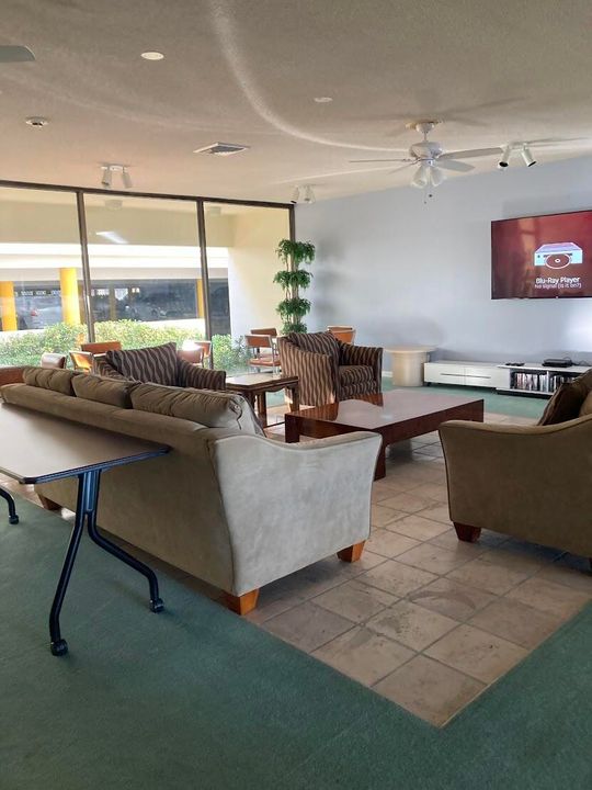 Active With Contract: $3,500 (1 beds, 2 baths, 983 Square Feet)