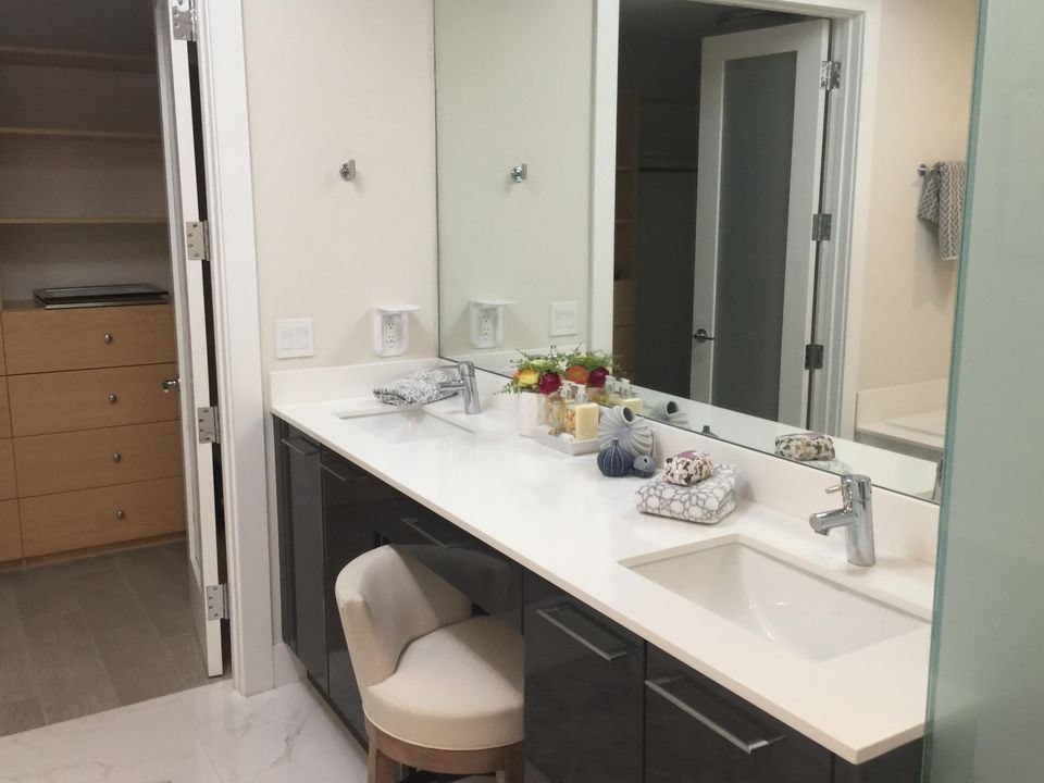 合同活跃: $10,000 (2 贝兹, 2 浴室, 1578 平方英尺)