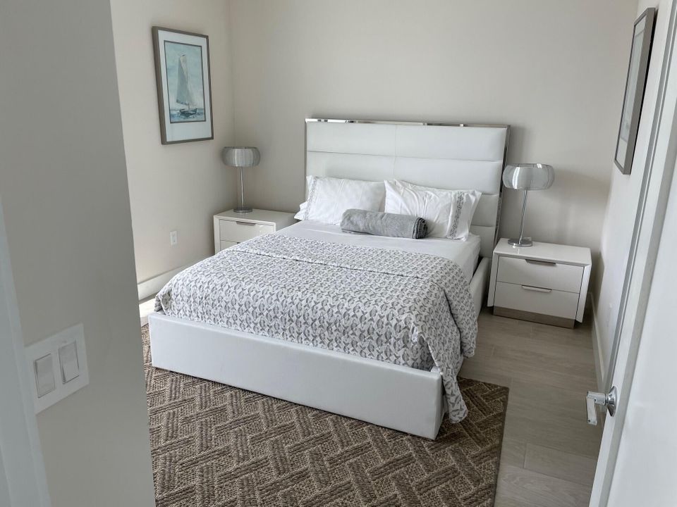 合同活跃: $10,000 (2 贝兹, 2 浴室, 1578 平方英尺)