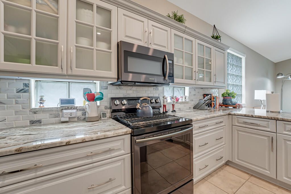 合同活跃: $395,000 (3 贝兹, 2 浴室, 1981 平方英尺)