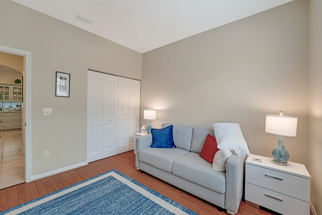 合同活跃: $395,000 (3 贝兹, 2 浴室, 1981 平方英尺)