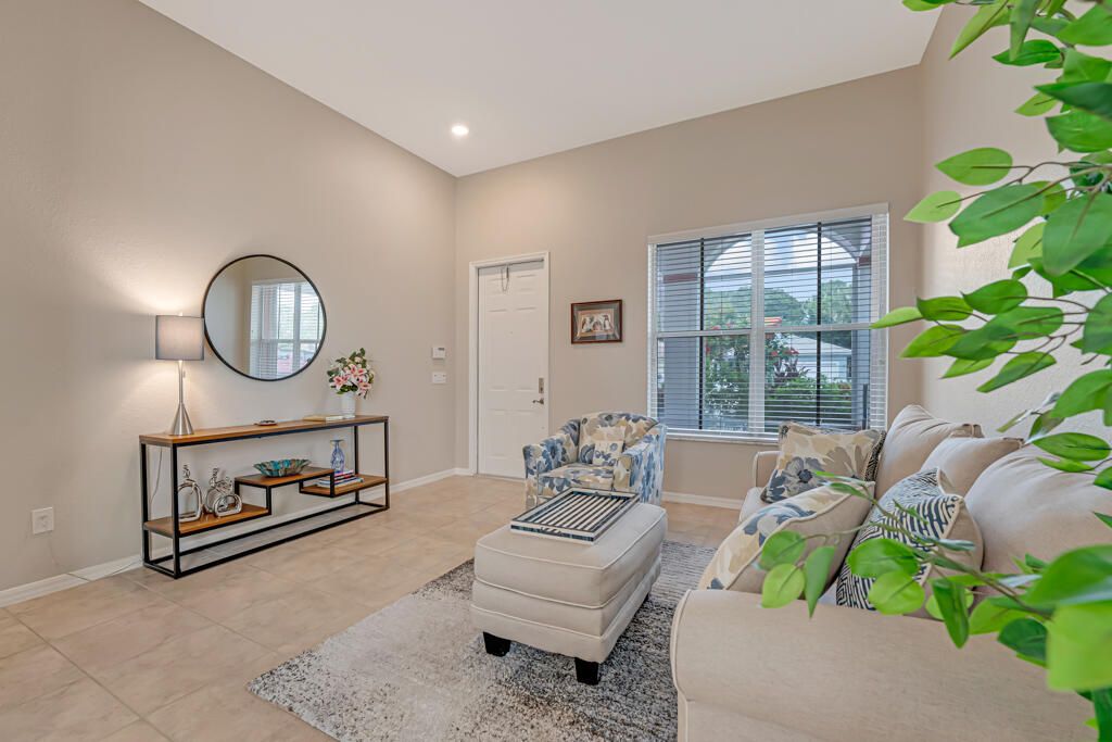 合同活跃: $395,000 (3 贝兹, 2 浴室, 1981 平方英尺)