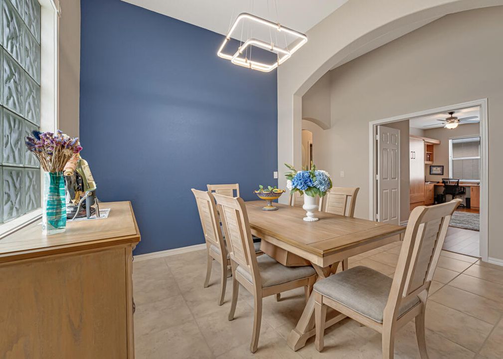 合同活跃: $395,000 (3 贝兹, 2 浴室, 1981 平方英尺)