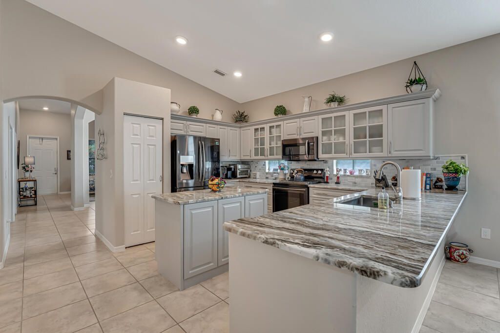 合同活跃: $395,000 (3 贝兹, 2 浴室, 1981 平方英尺)