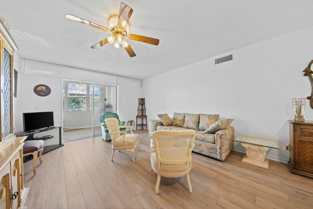Active With Contract: $1,550 (2 beds, 2 baths, 960 Square Feet)