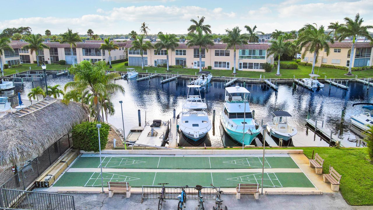 For Sale: $205,000 (2 beds, 1 baths, 820 Square Feet)