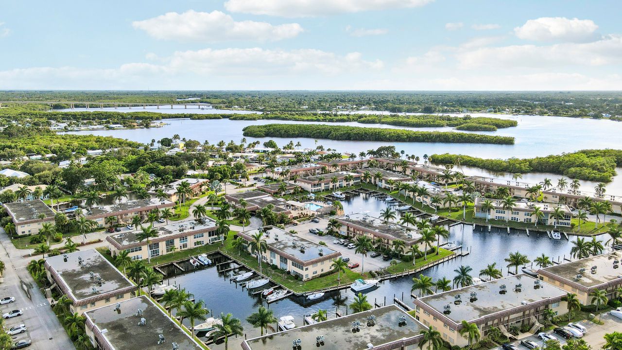 For Sale: $205,000 (2 beds, 1 baths, 820 Square Feet)